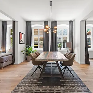 Apartment The Strassburger, Stylish 3 Bedroom In Downtown, Berlin